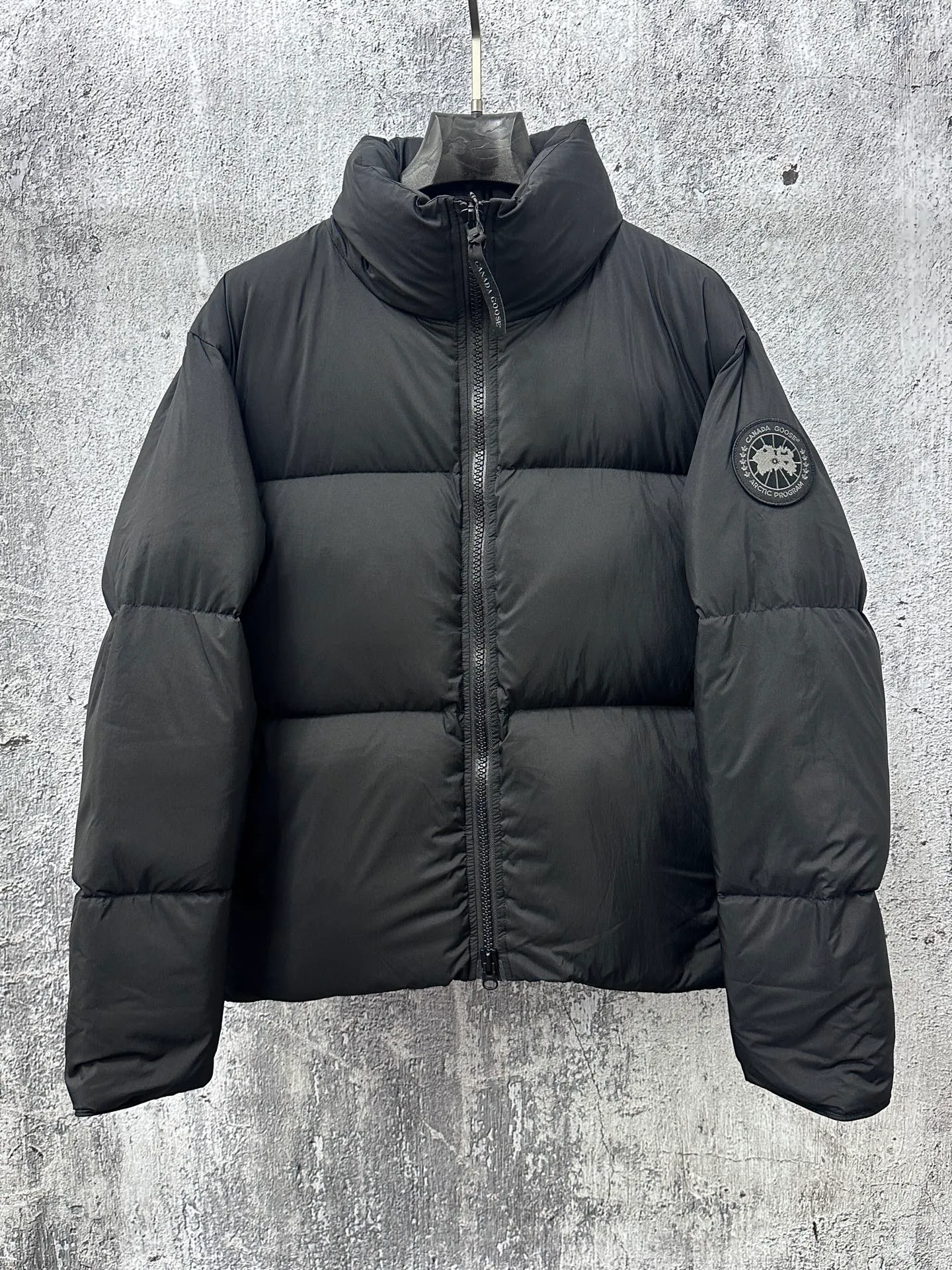 P840 【Canada gooes】Large Goose Sleeve Stand Collar Down Jacket Lawrence down jacket provides basic protection for daily adventures. Delicately soft fabric, this is a water-repellent fabric that is soft to the touch yet durable. Filled with extremely fluffy white duck down. This piece has a quilted body and structured down. Padded collar and reflective double-stripe grip tape. Extended hem and tucked-in inner rib-knit cuffs. Size: XS-2XL